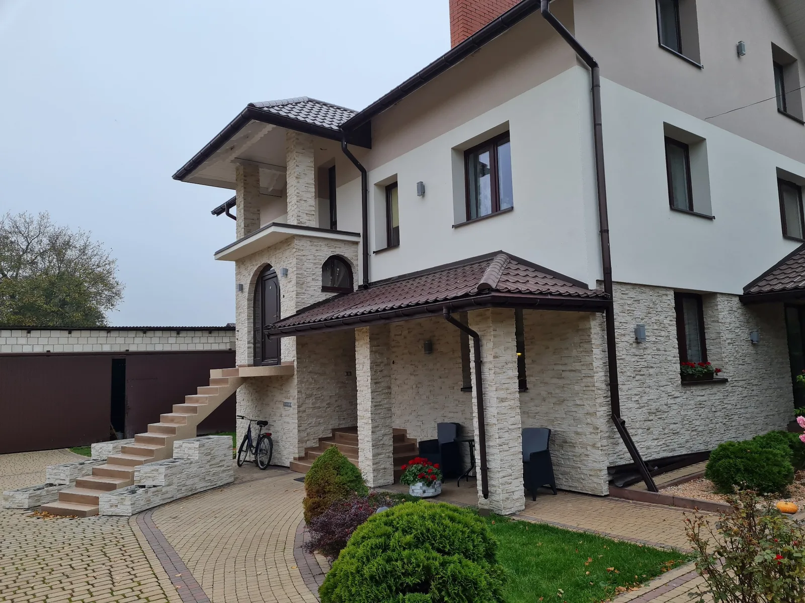 Elewacja domu jednorodzinnego — okładzina kamienna i tynk