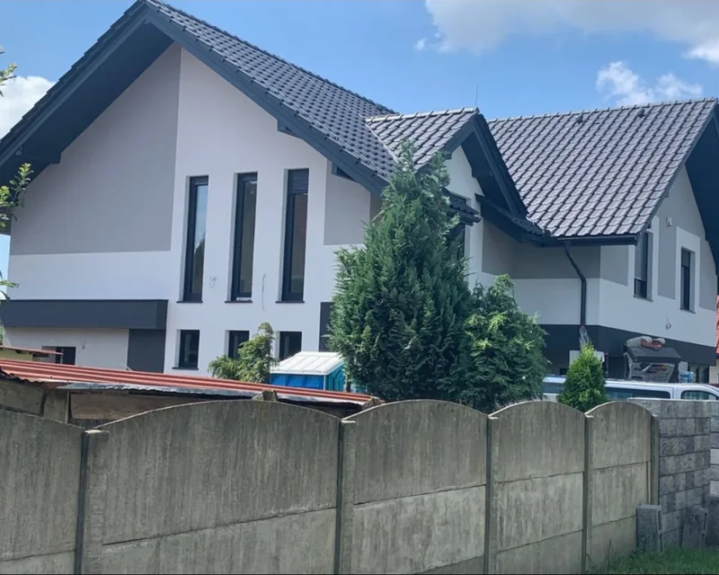Elewacja domu z dachem wielospadowym