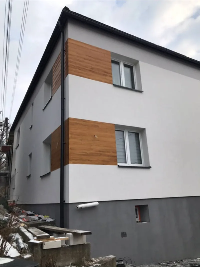 Elewacja z okładziną drewnianą w trakcie wykończenia