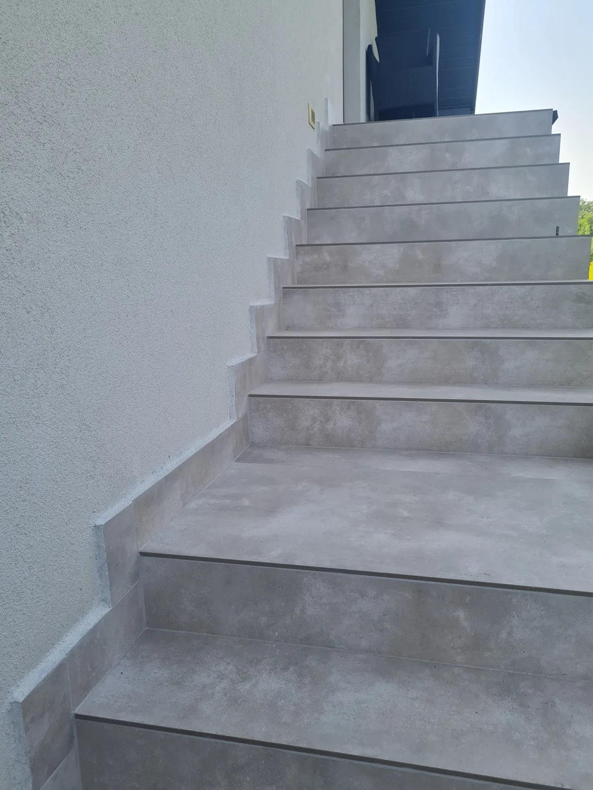 Schody zewnętrzne z betonu architektonicznego